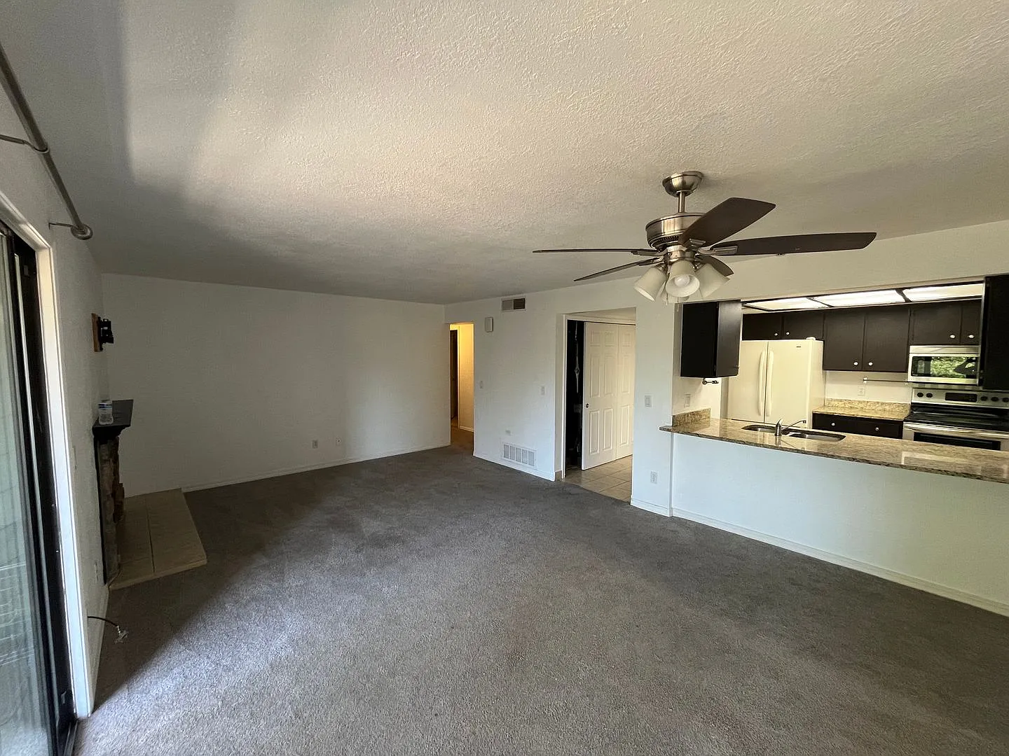 Bright 2 Bed 2 Bath Condo in great location! — Photo 3