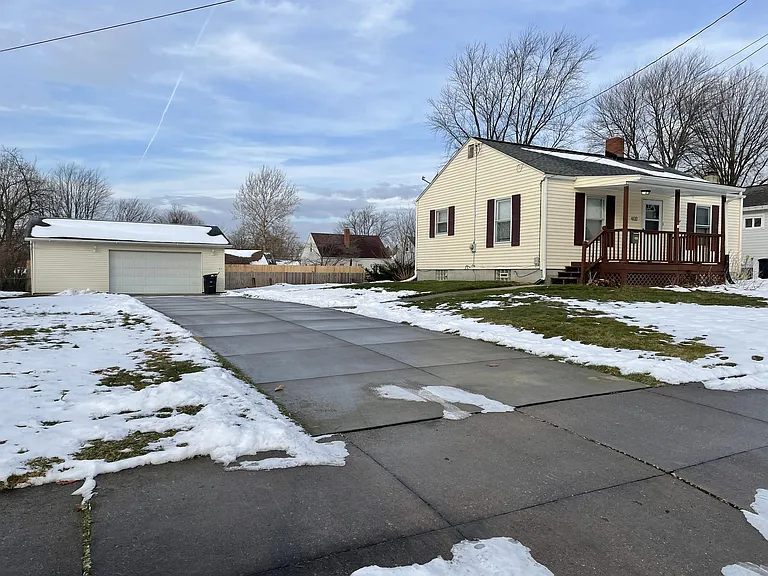 402 Brewer Ave — Photo 2