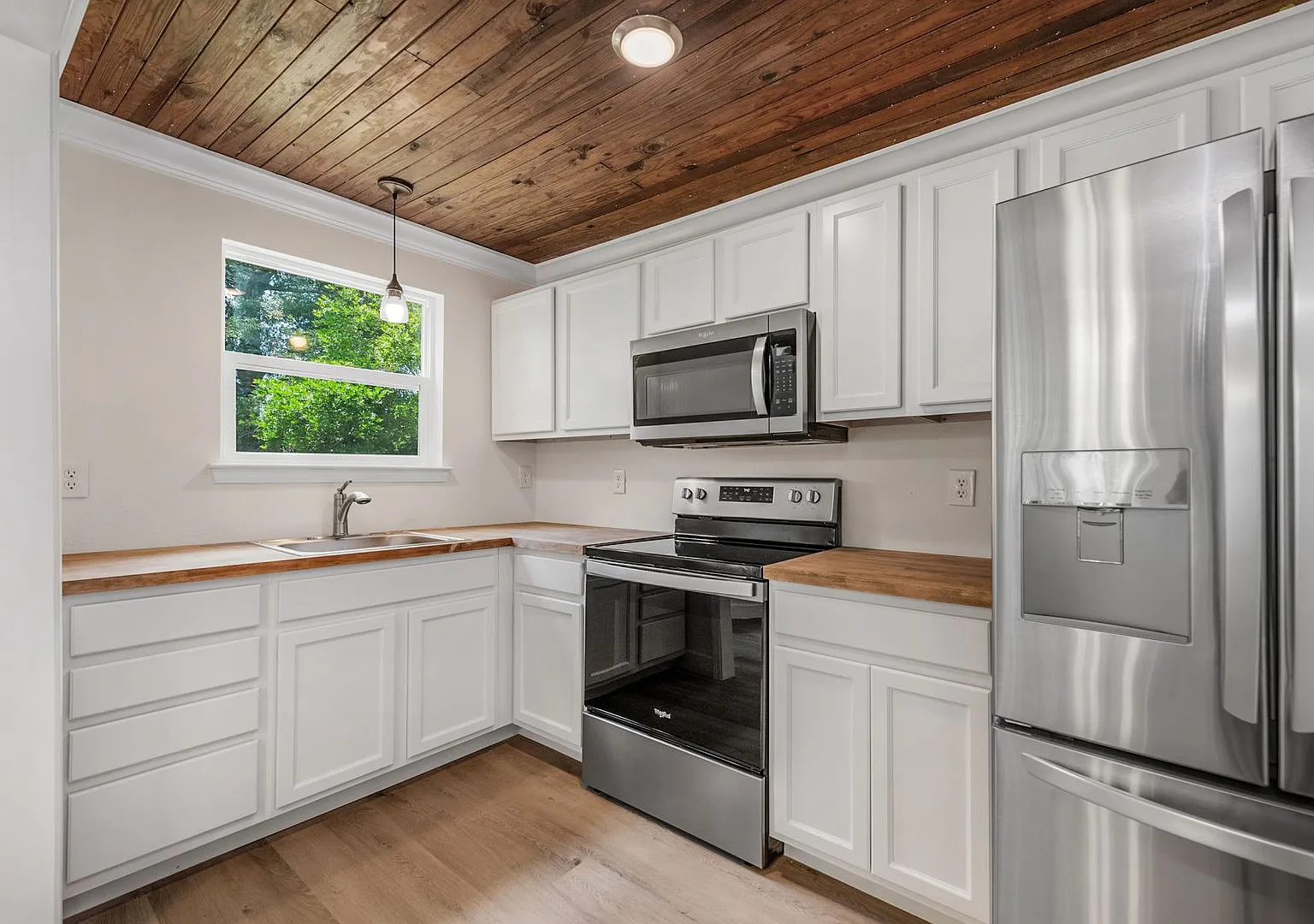 1/2 Off First Month's Rent + Waived Application Fees! | Charming 2-Bedroom Pensacola Home — Photo 3