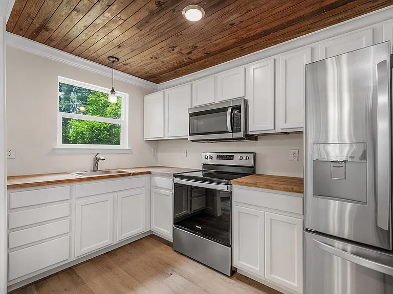 211 Broadmoor Ln — Photo 3