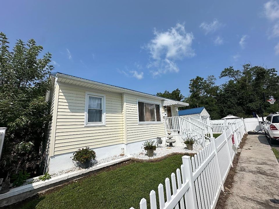 1st image of 825 Girard Ave