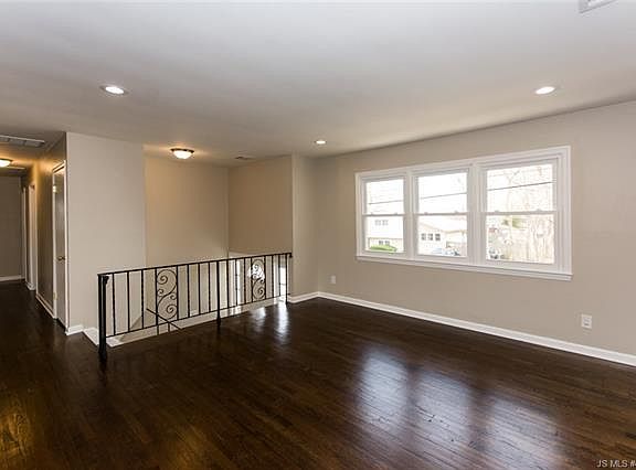 5th image of 524 Ensign Ave