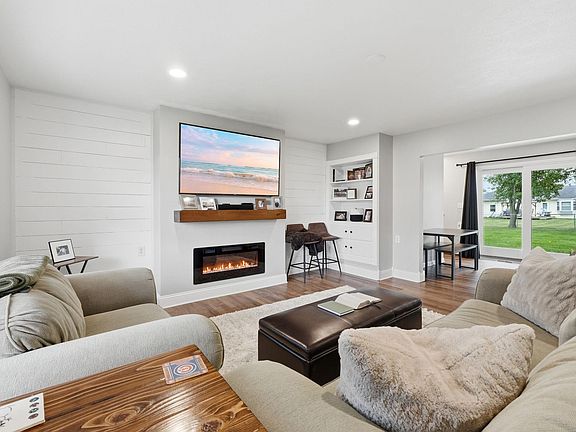 5th image of 207 S Rowland Ave