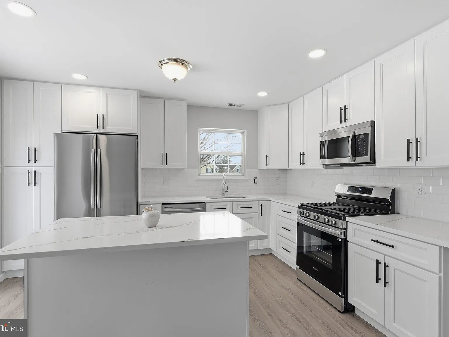 3 bed, 2.5 bath, 2014 sqft, $3,400 — Photo 3