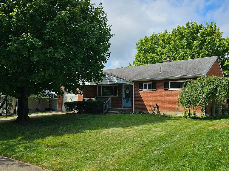 11 Beverly Dr — Photo 1