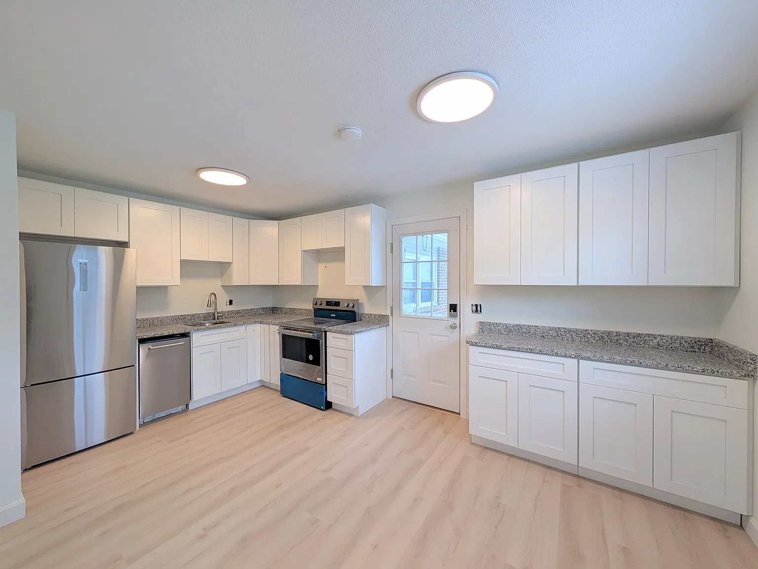 3 bed, 1.5 bath, 1008 sqft, $2,350 — Photo 3