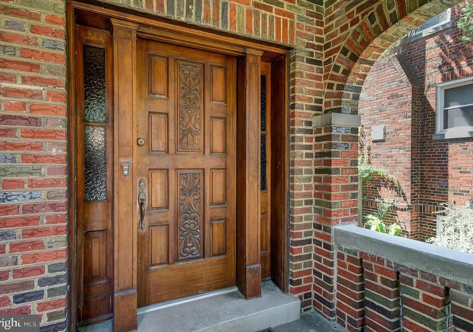 Spacious 4-level detached home — Photo 2