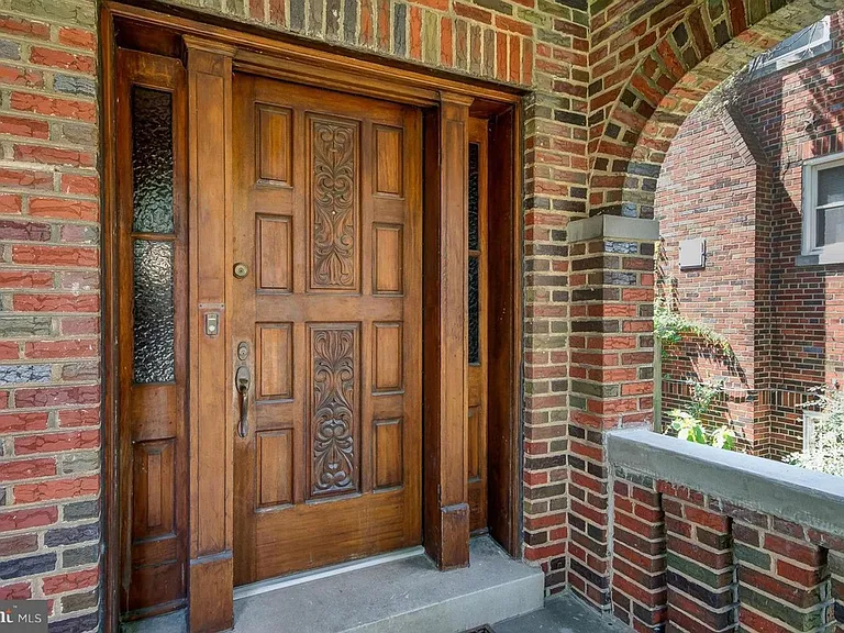 616 Nicholson St NW — Photo 2