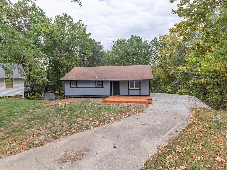 5714 N Maple Ct — Photo 3