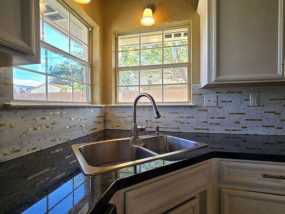 5th image of 2303 Amethyst Dr