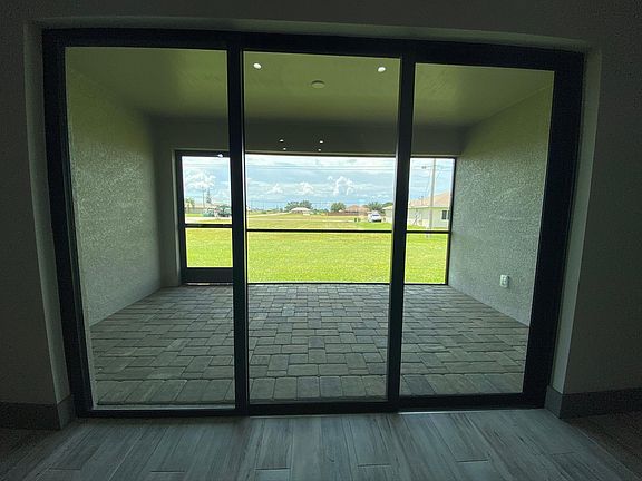 Triple sliding doors to your lanai.