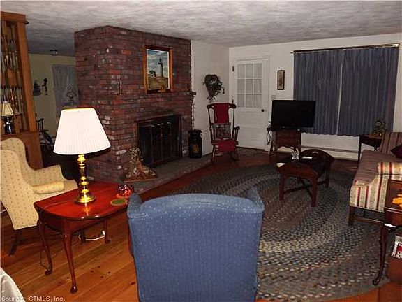 3rd image of 876 Oak St