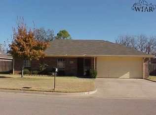 821 Sugarbush Ln, Burkburnett, TX 76354