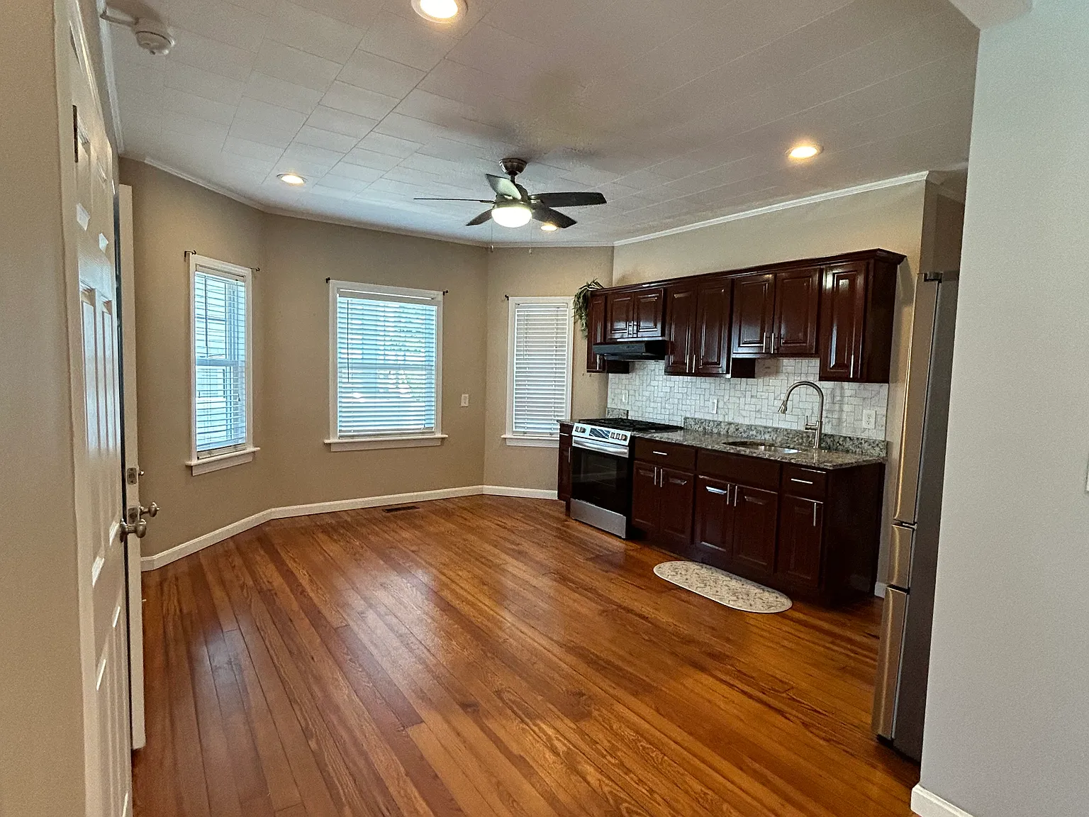 2 bed, 900 sqft, $2,100 — Photo 3