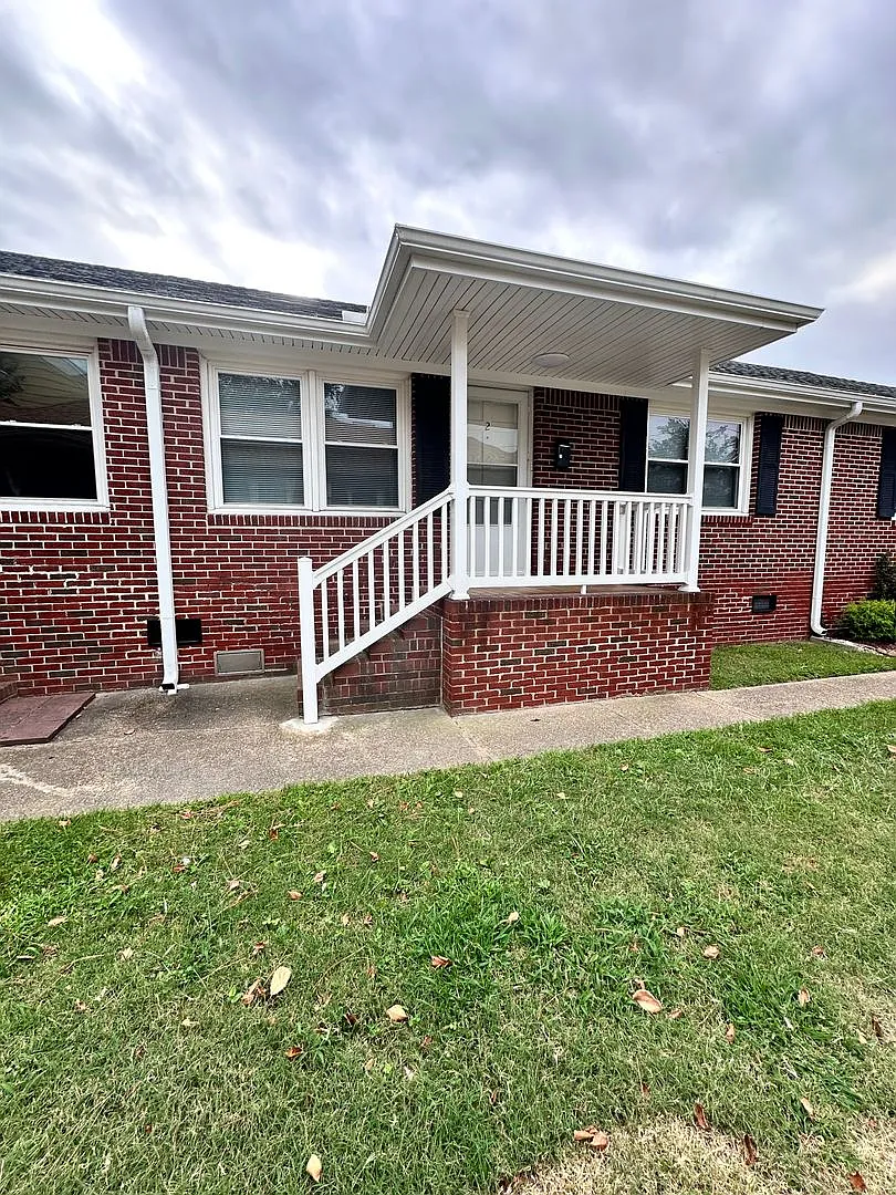2216 Pretty Lake Ave — Photo 2
