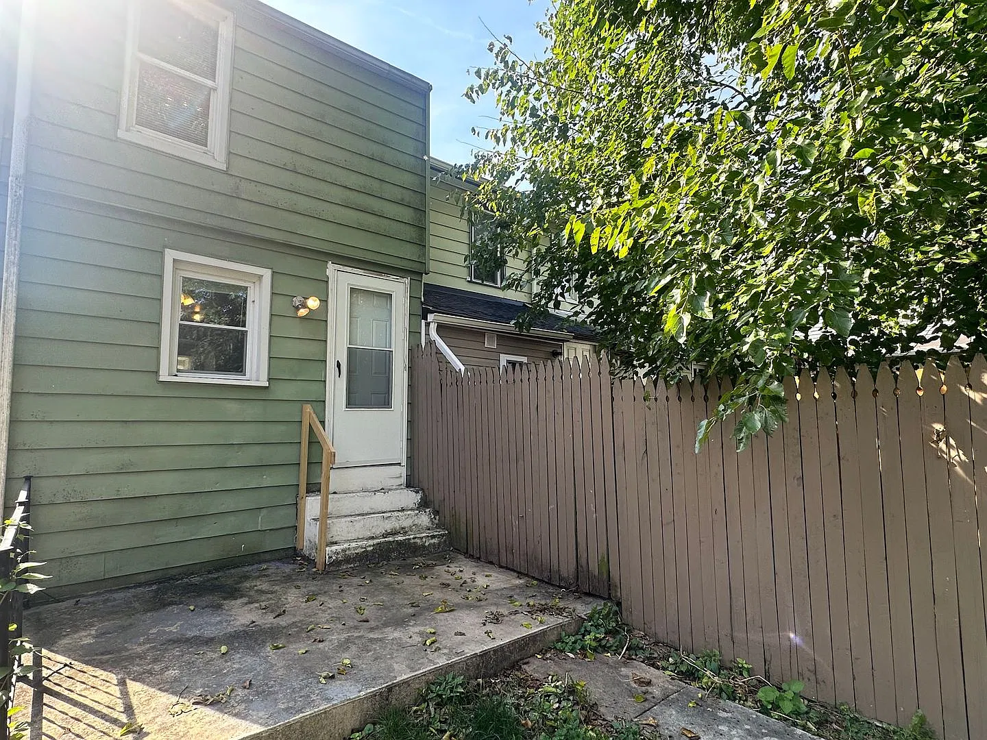Charming 2-Bedroom Home with 1.5 Baths Comfortable & Convenient Living — Photo 2