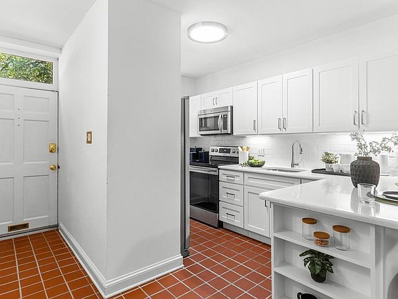 5th image of 807 S Charles St