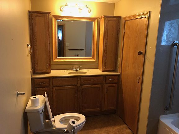 4th image of 226 E 6th St