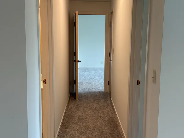 Chelsea Condos — Photo 33