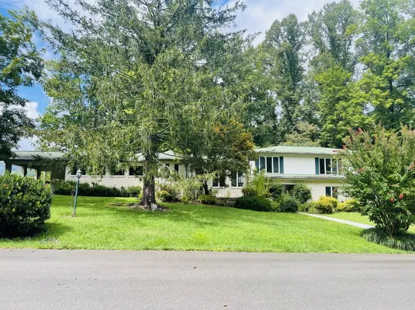 1315 Oakwood Cir, Big Stone Gap, VA 24219