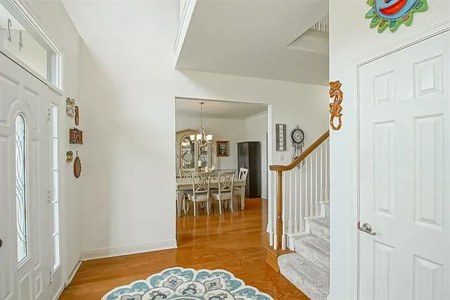 421 Creekside Ct — Photo 2