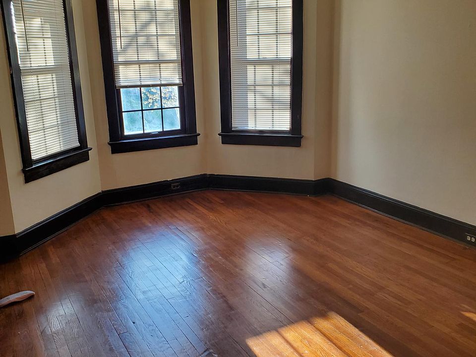 LIVING ROOM UNFURNISHED
