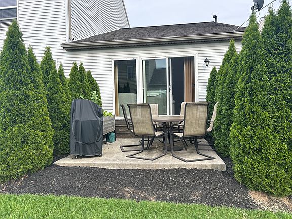 Outdoor back patio - great privacy