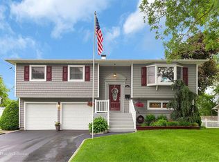 266 Matthews Rd, Oakdale, NY 11769