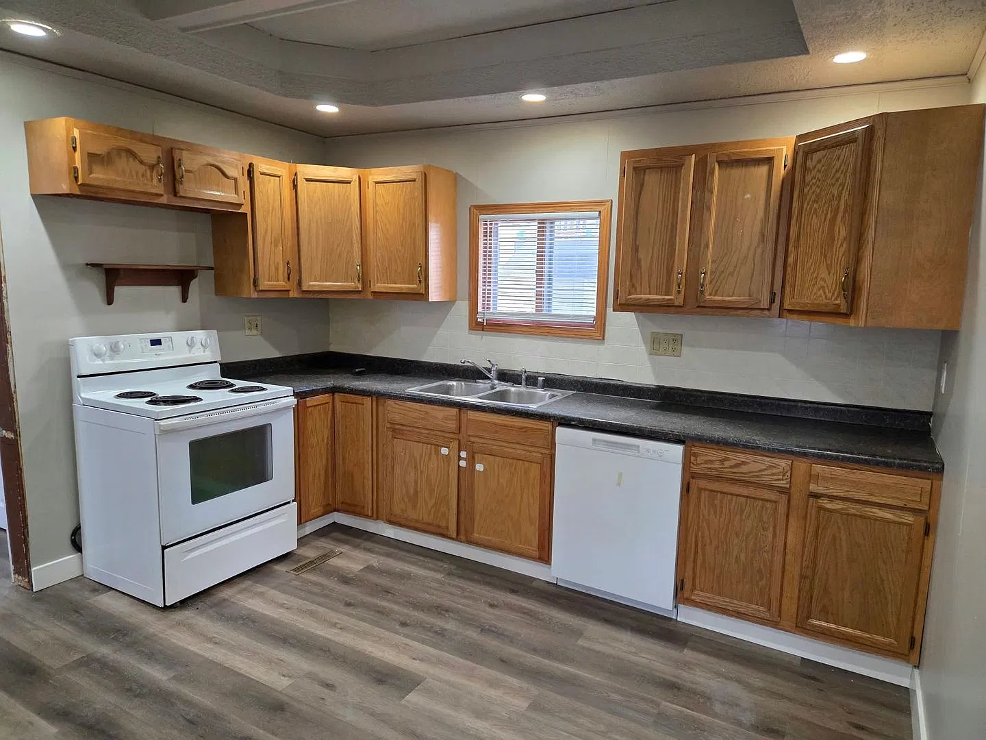Spacious 3 Bed, 1 Bath Single Family Home! — Photo 2