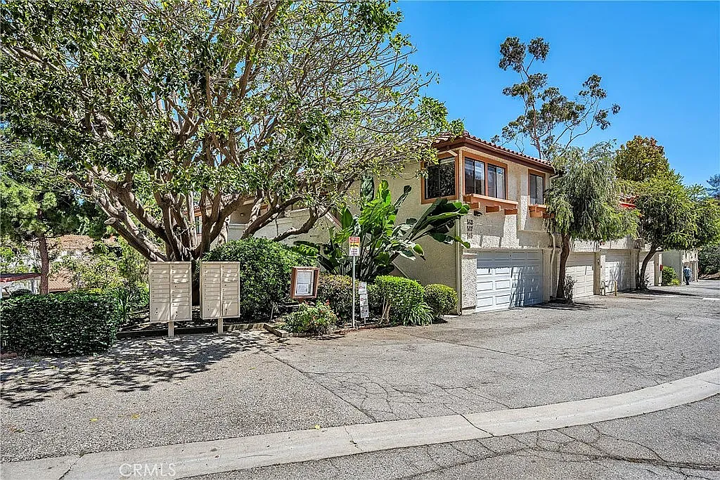 3 bed, $3,274 — Photo 2