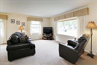 3rd image of 320 N Lincoln Blvd