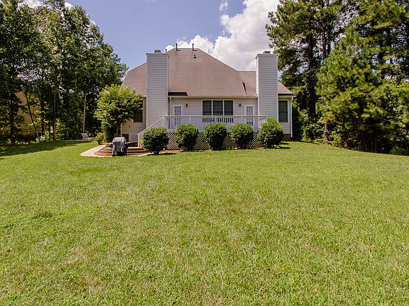 4th image of 703 Country Club Dr