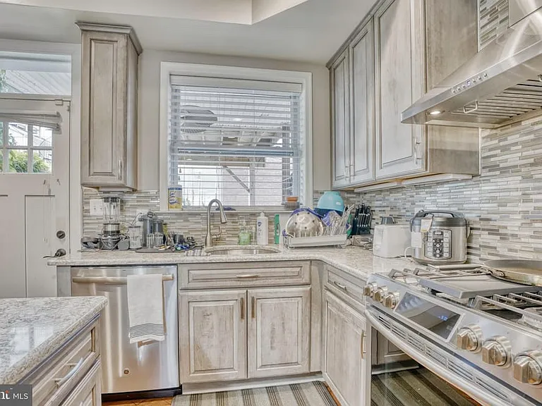 3810 Foster Ave — Photo 2