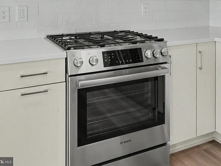 701 N Henry St #401 — Photo 24