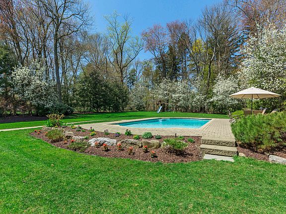 4th image of 10 Stonewall Ln