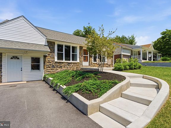 3rd image of 1435 Windsor Park Ln