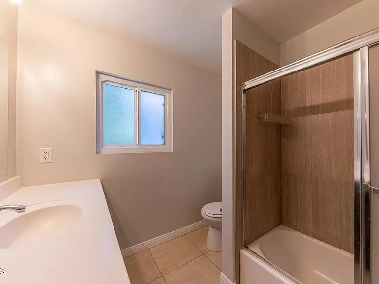 6741 Nagle Ave — Photo 8