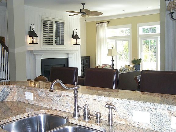 3rd image of 9 Corrine Ln
