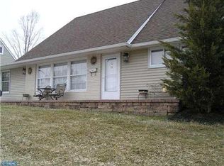 24 Hemlock Rd, Levittown, PA 19056