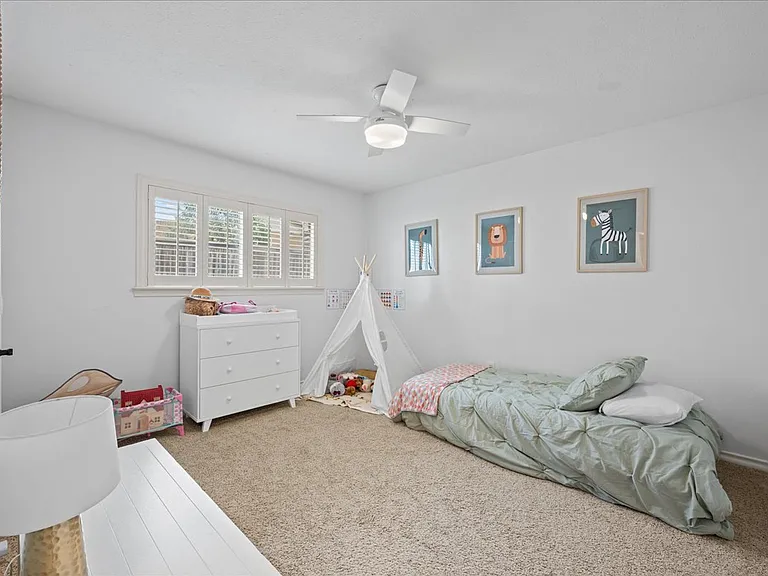 large secondard bedrooms