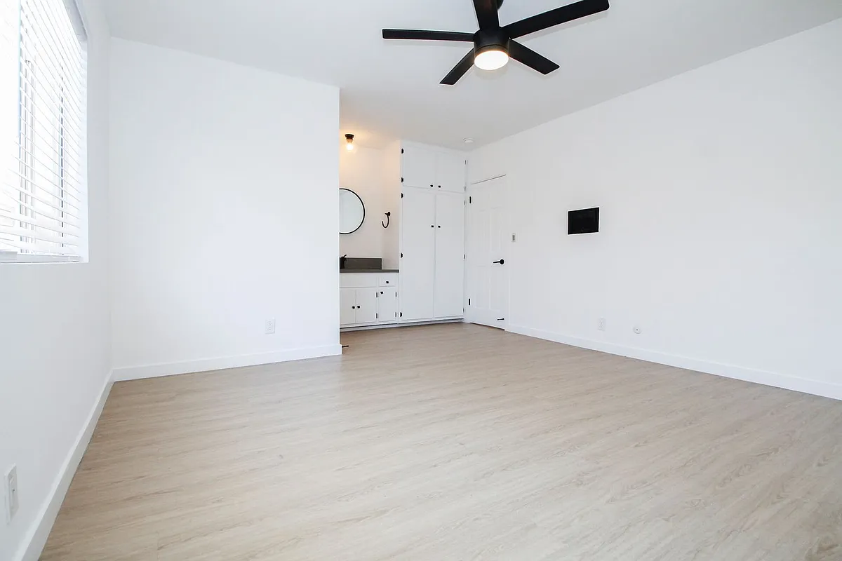 Building Photo - 4378 W 138th St