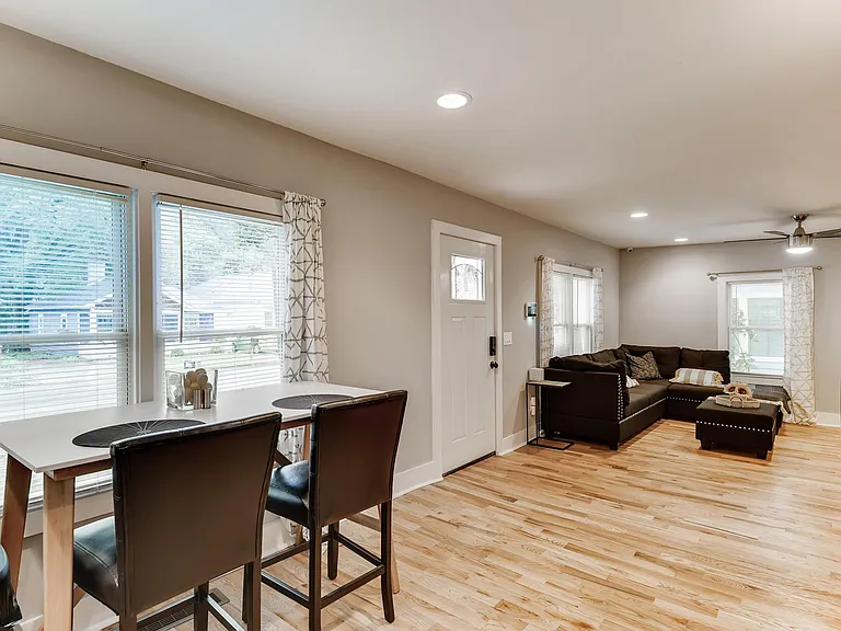 1089 McDaniel St SW — Photo 2