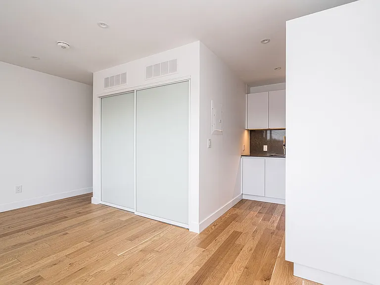 111 Lawton Blvd — Photo 15