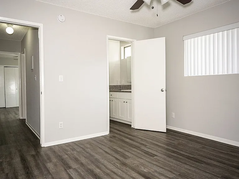 631 E Verdugo Ave — Photo 16