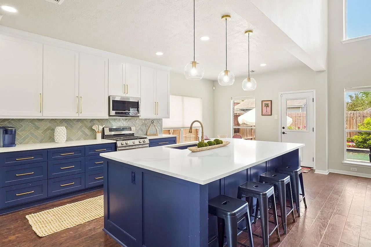 5 bed, 2.5 bath, 3684 sqft, $6,500 — Photo 2