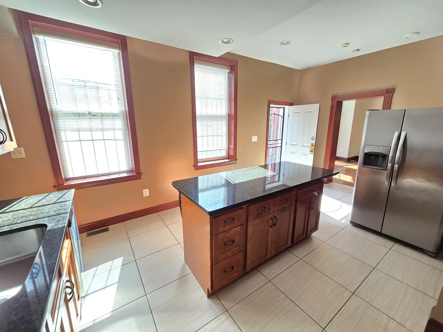 4 bed, 2200 sqft, $3,200 — Photo 4