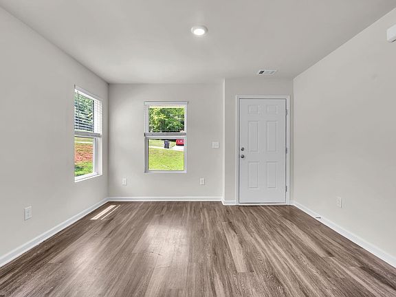 4th image of 905 Helm Ct