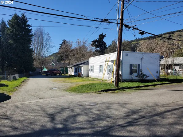 204 NE Pine Ave, Myrtle Creek, OR 97457