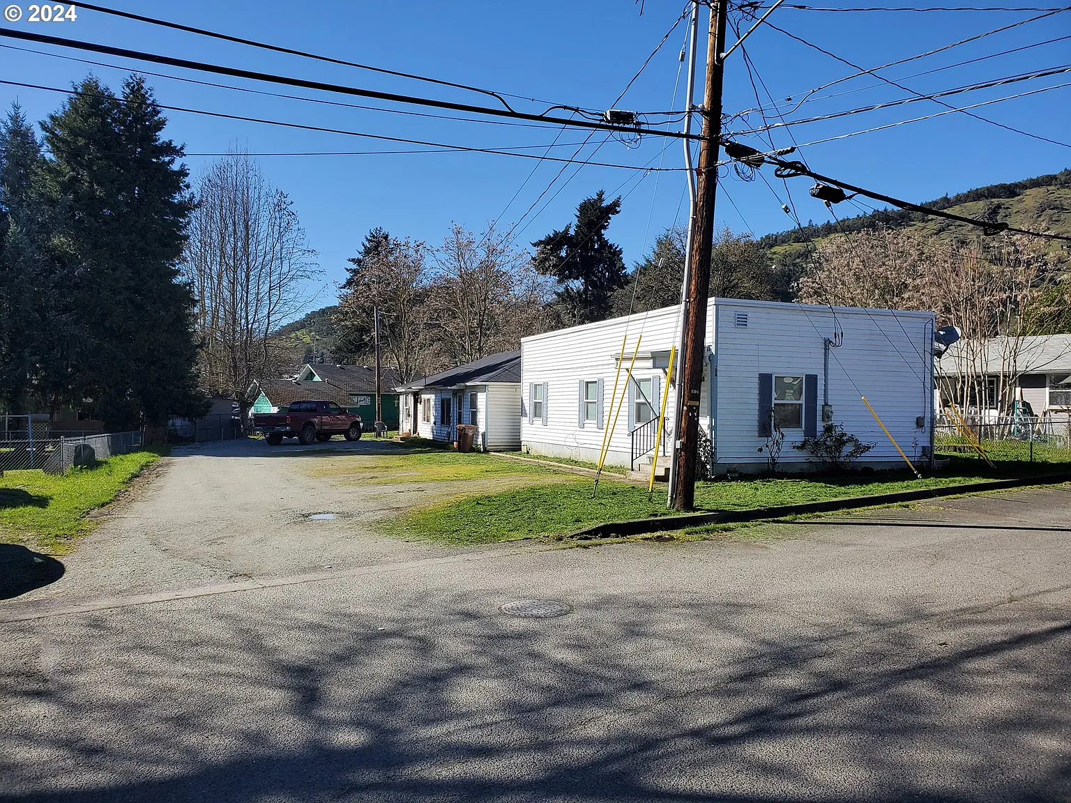 204 NE Pine Ave photo 1