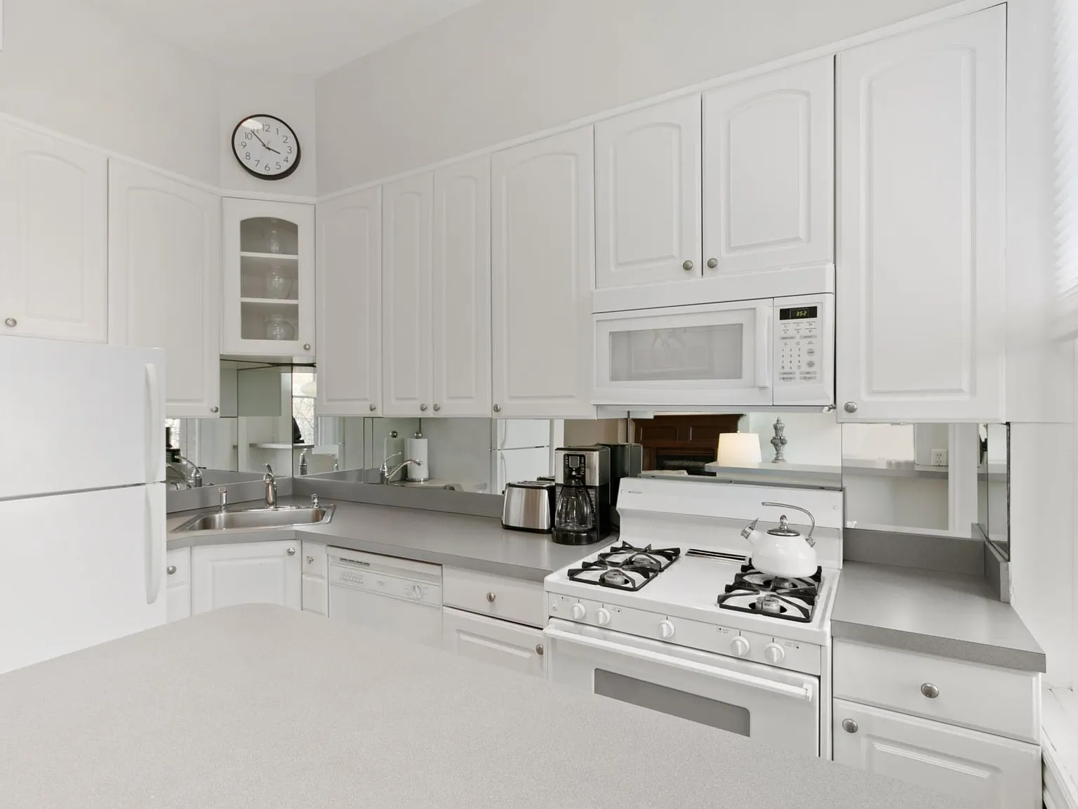 1 bed, 864 sqft, $4,500 — Photo 3